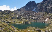 21 Risalgo un poggio panoramico. Tutto il Cabianca in uno scatto solo, lago e vetta...